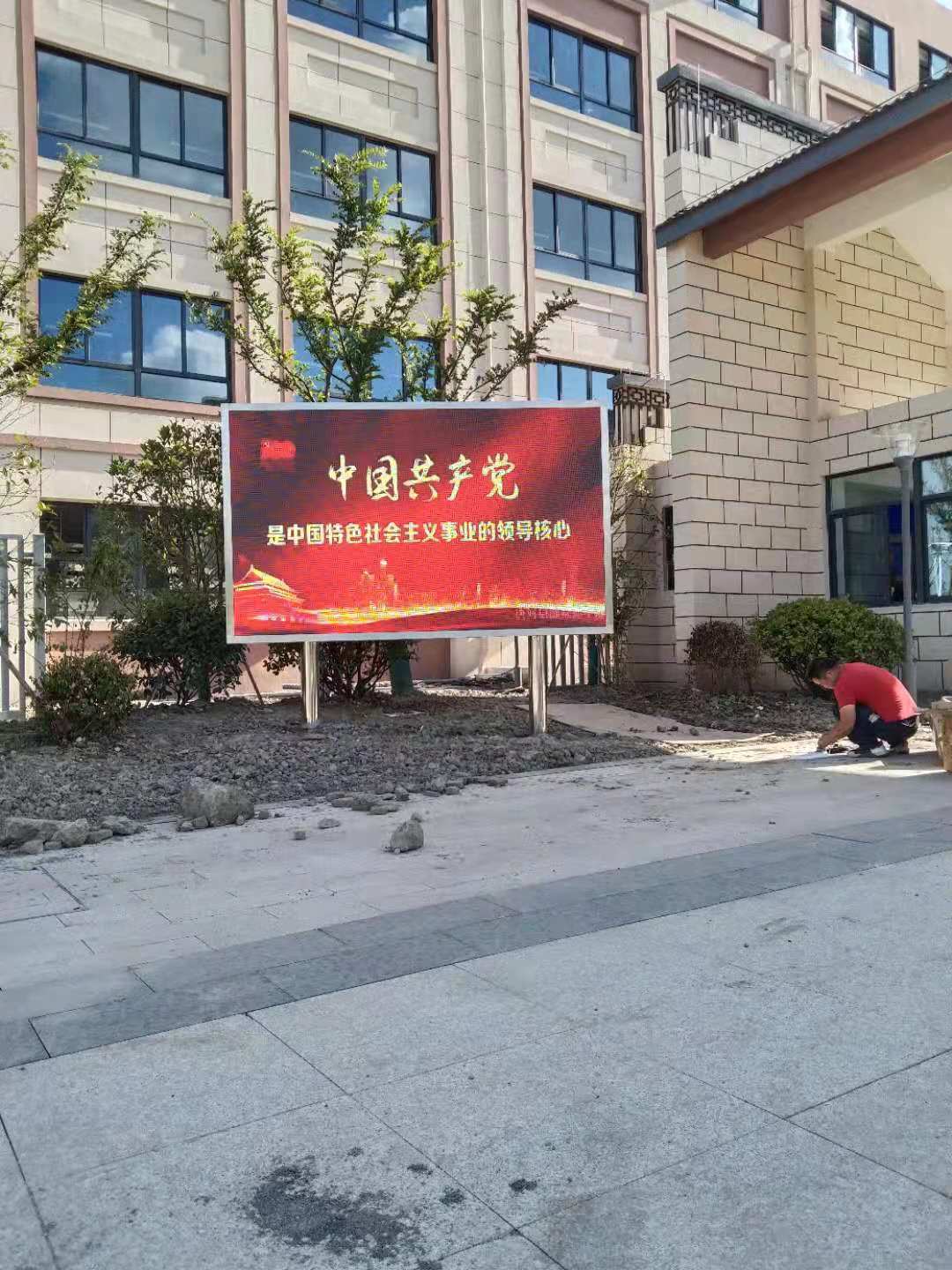 户外p5全彩 立柱屏.jpg